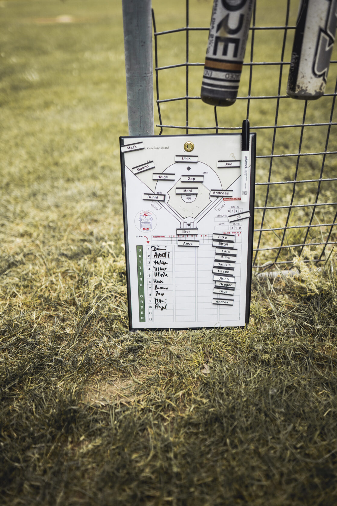 Plan der Spielaufstellung des Softball Teams der Krefelder Crows auf einer weißen Tafel an einem Zaun gelehnt