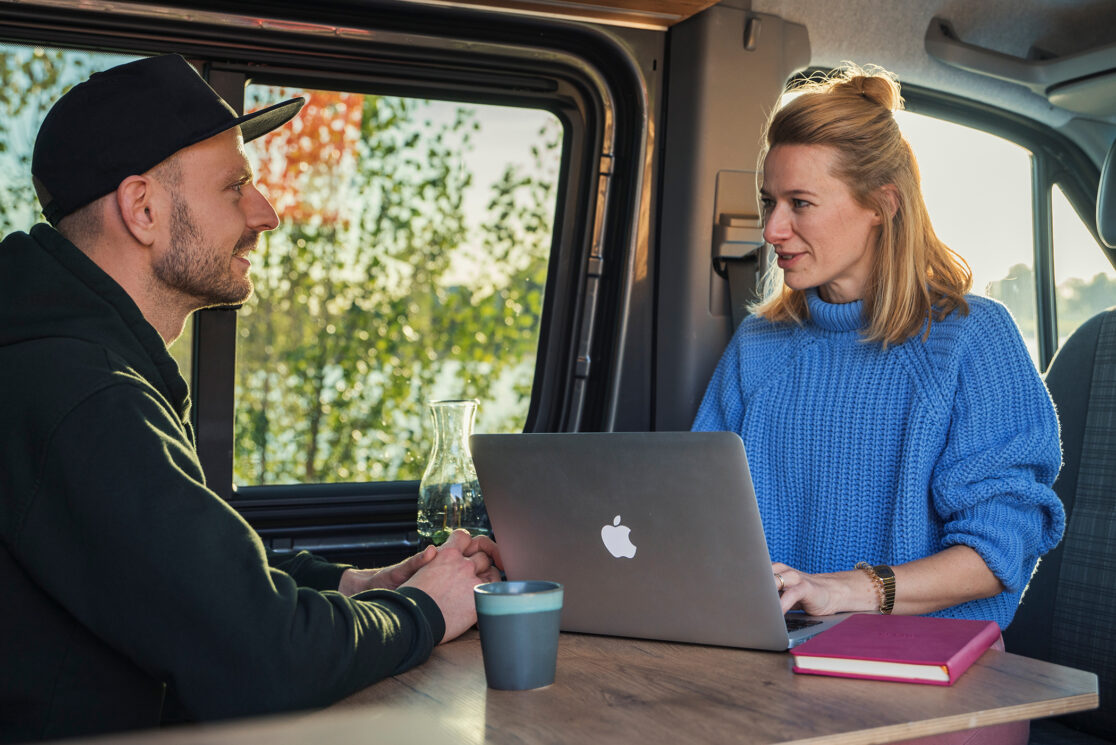 Mann und Frau sich gegenüber sitzend bei einem Coachinggespräch Coachin Britta Cornelißen in ihrem Coaching Van