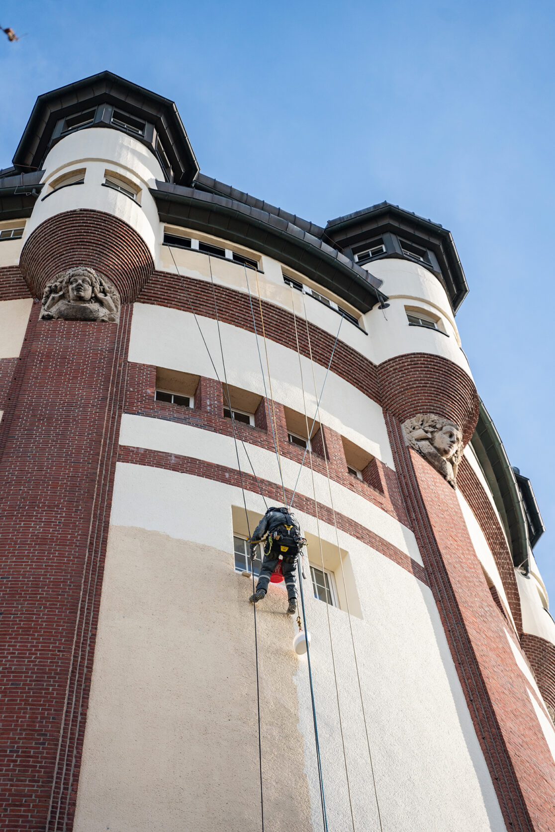 Industriekletterer seilt sich am denkmalgeschützten Wasserturm in Mönchengladbach ab