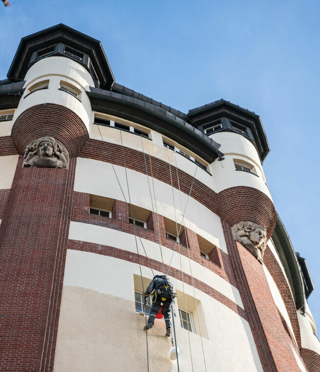 Industriekletterer seilt sich am denkmalgeschützten Wasserturm in Mönchengladbach ab