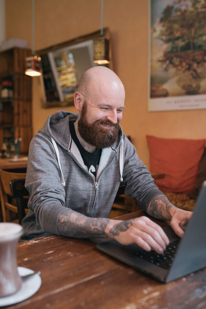 Normen Möller, Webentwickler aus Düsseldorf an seinem Laptop