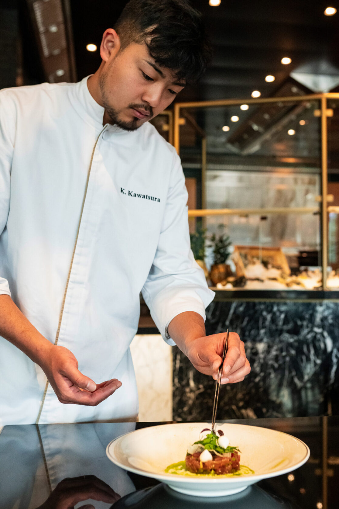 Koch beim Anrichten der Vorspeise im DOX Restaurant & Bar Hyatt Regency in Düsseldorf