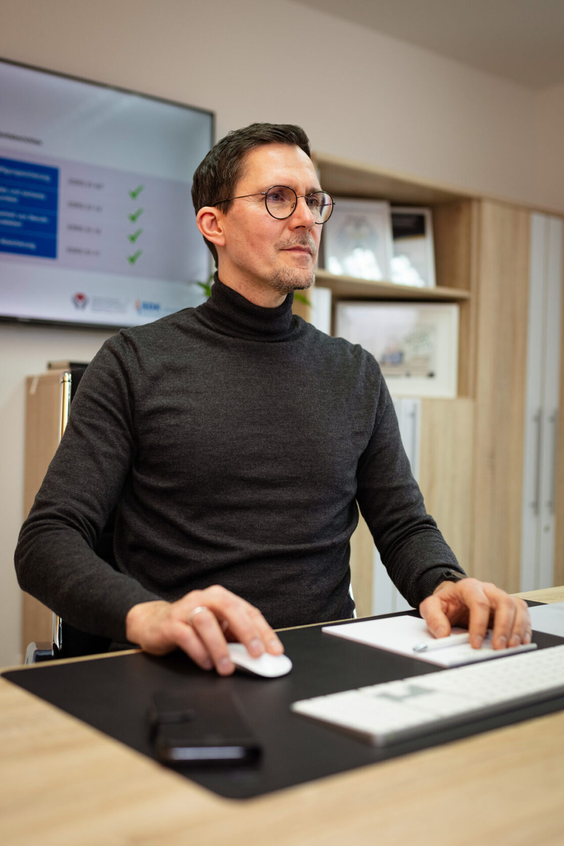 André de Beyer, unabhängiger Versicherungsmakler aus Xanten an seinem Schreibtisch