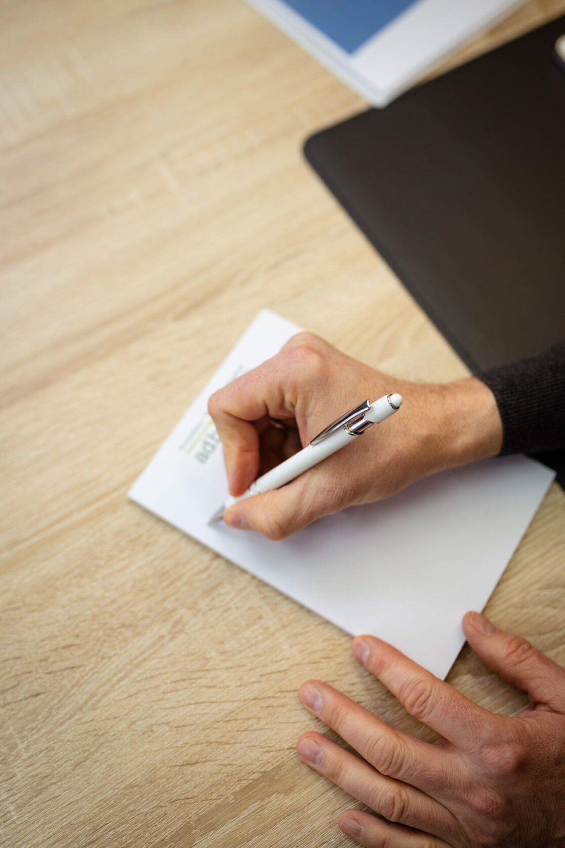 Notizen werden auf einem Block gemacht