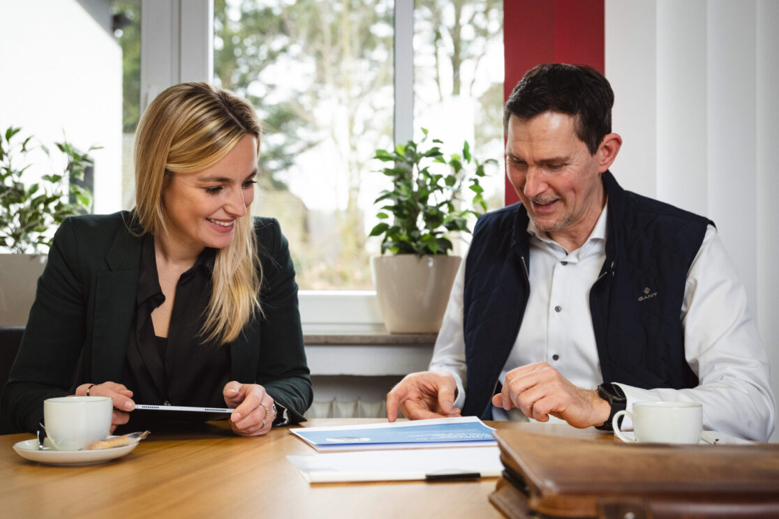 André de Beyer, unabhängiger Versicherungsmakler aus Xanten im Gespräch mit einer Kundin