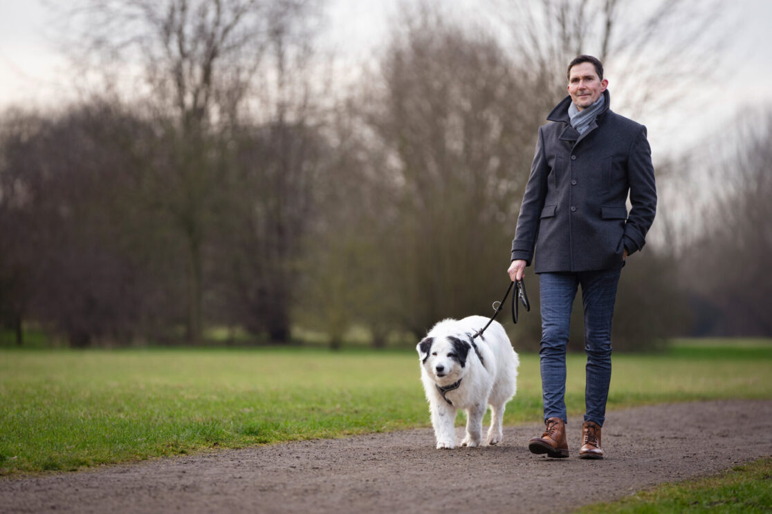 André de Beyer, unabhängiger Versicherungsmakler aus Xanten beim Spaziergang mit seinem Hund