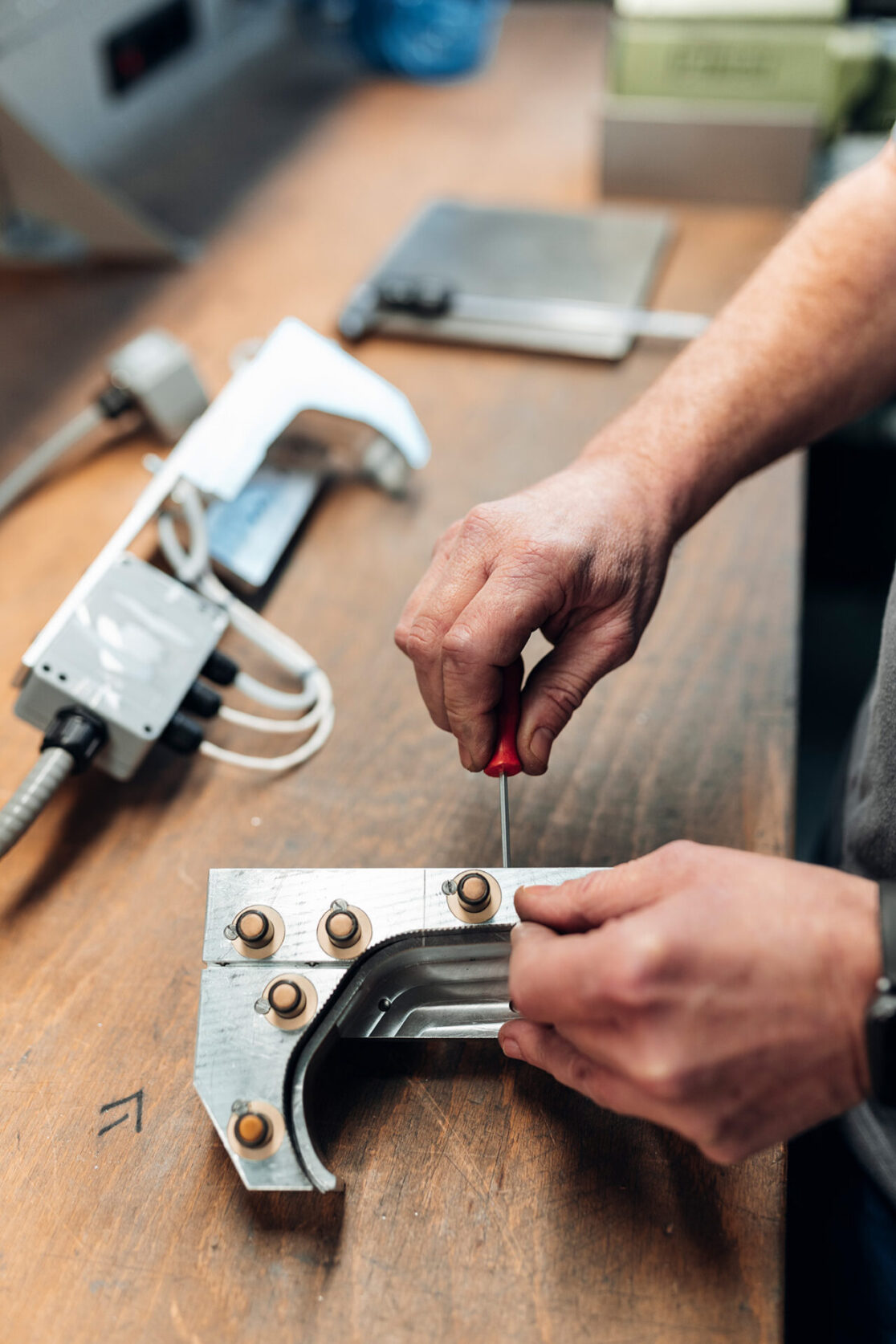 Businessreportage Rasch Verpackungsmaschinen Köln - Arbeit an einem Bauteil einer Verpackungsmaschine