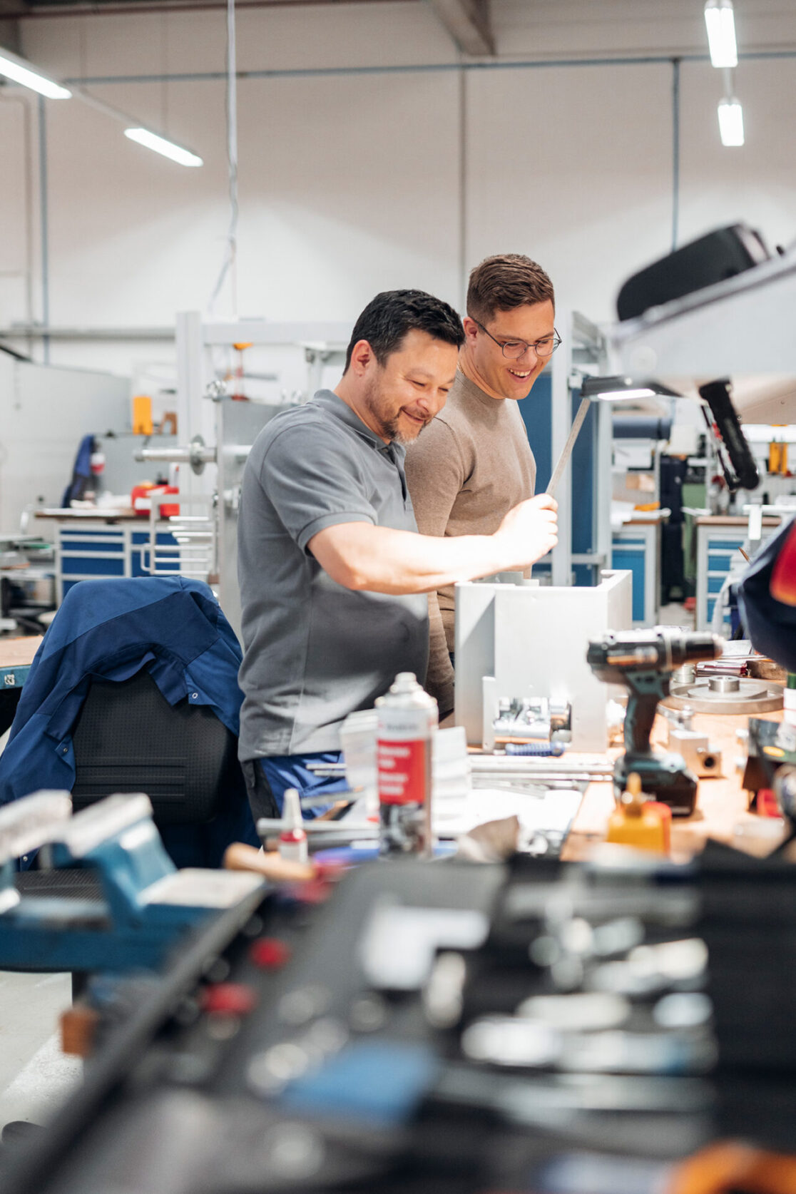 Businessreportage Rasch Verpackungsmaschinen Köln - Zwei Mitarbeiter der Firma Rasch Verpackungsmaschinen unterhalten sich