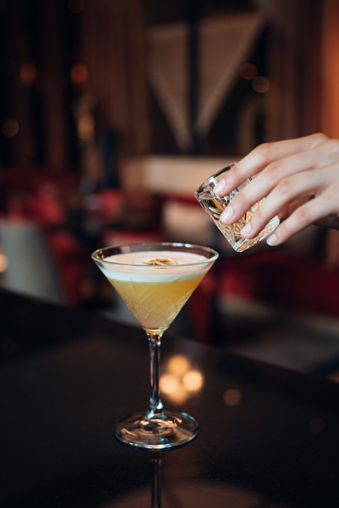 Martini auf der Theke der DOX Bar im Hyatt Regency in Düsseldorf